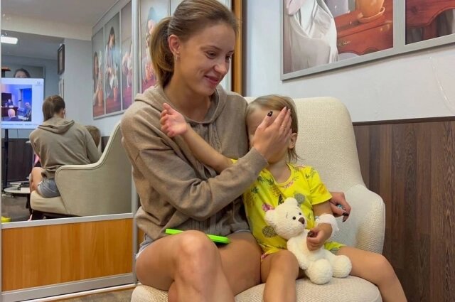    Теперь Вика с мамой часто приезжают к доктору Юре в гости. И на обследование. Фото: Иркутская областная детская клиническая больница