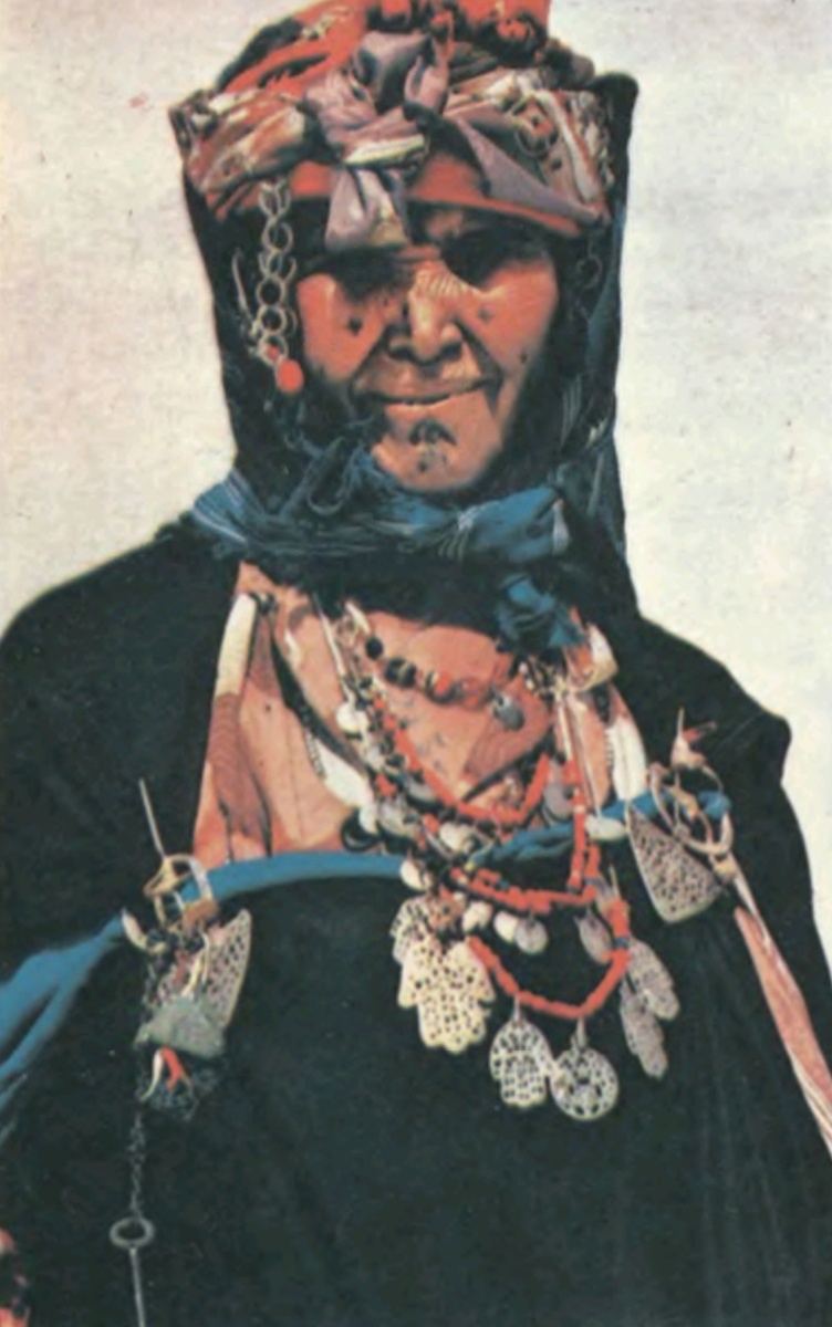 Женщина в тунисском национальном костюме