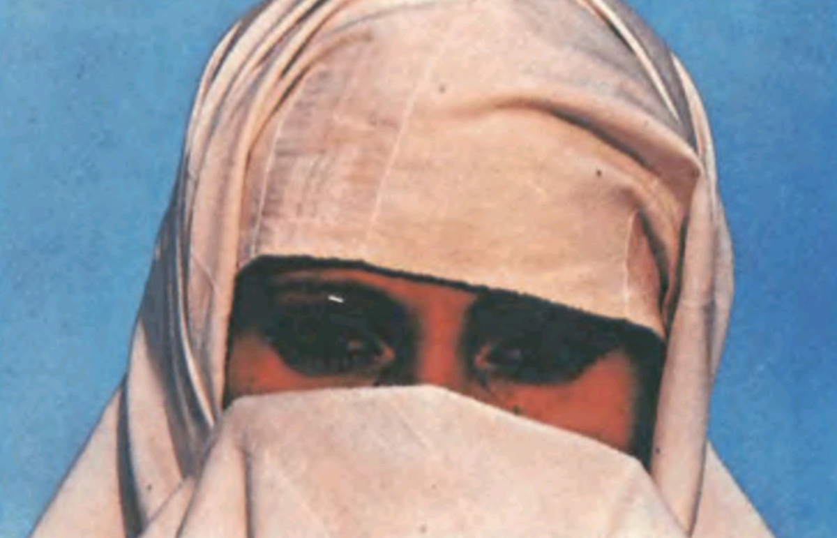 Женщины по традиции покрывают лицо 