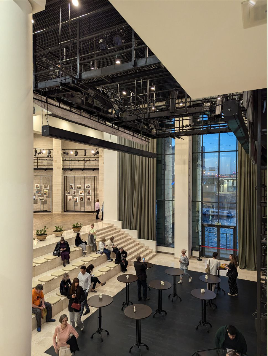 Фойе Мастерской Петра Фоменко 