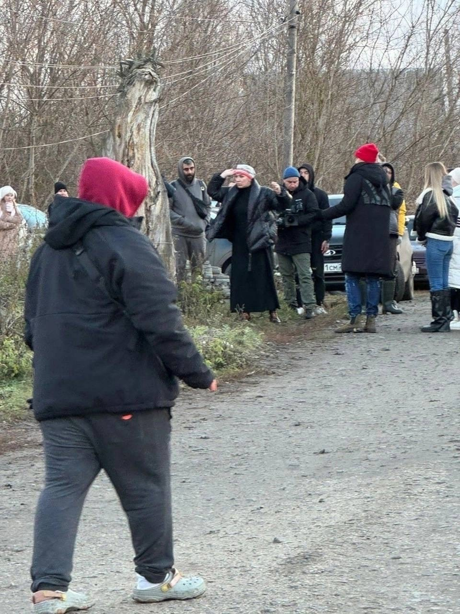 Изосимова подняла руки, Илья в красной шапке