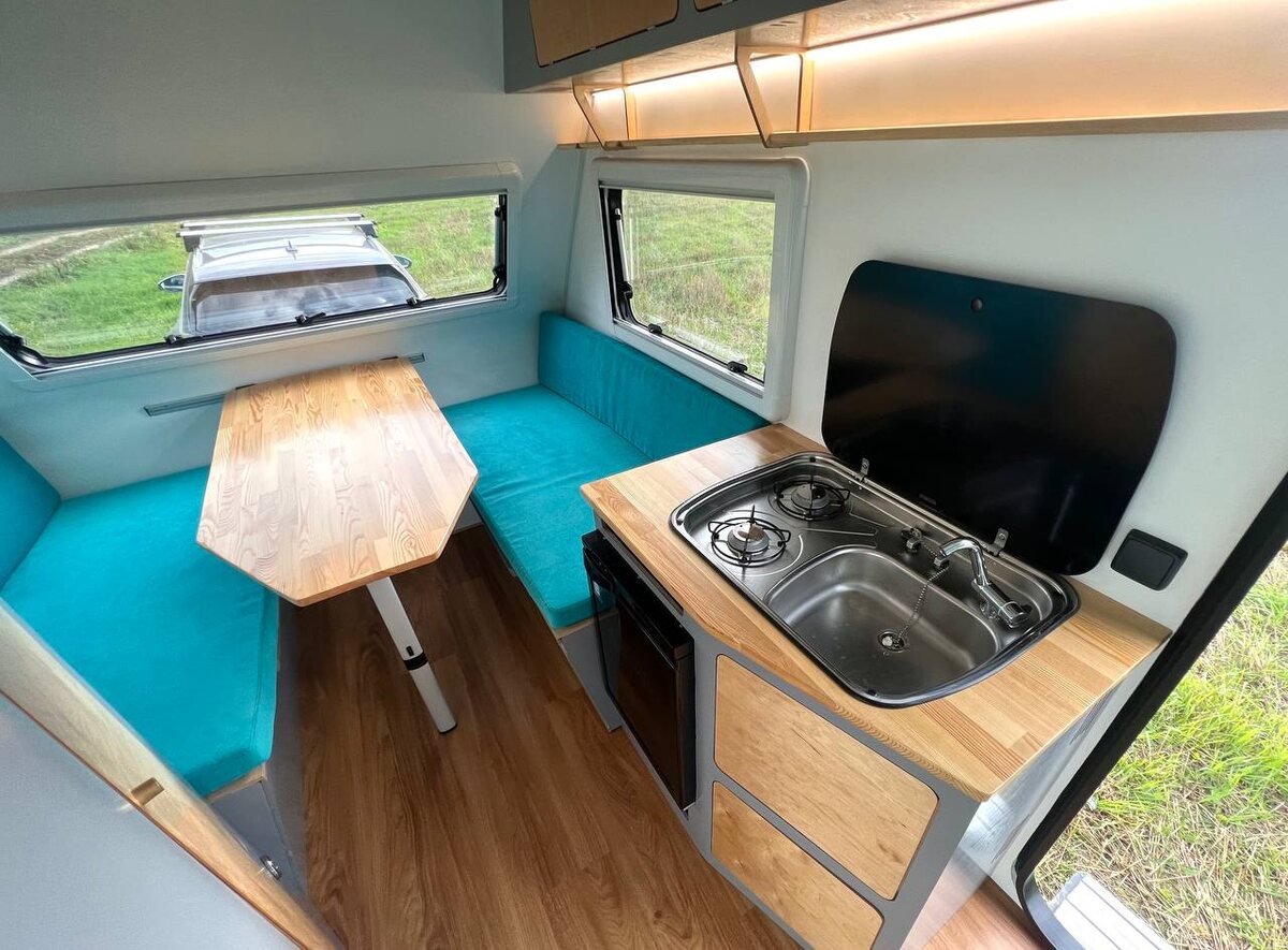 плита с мойкой в самодельном караване vanwagen 360 (российский автодом)