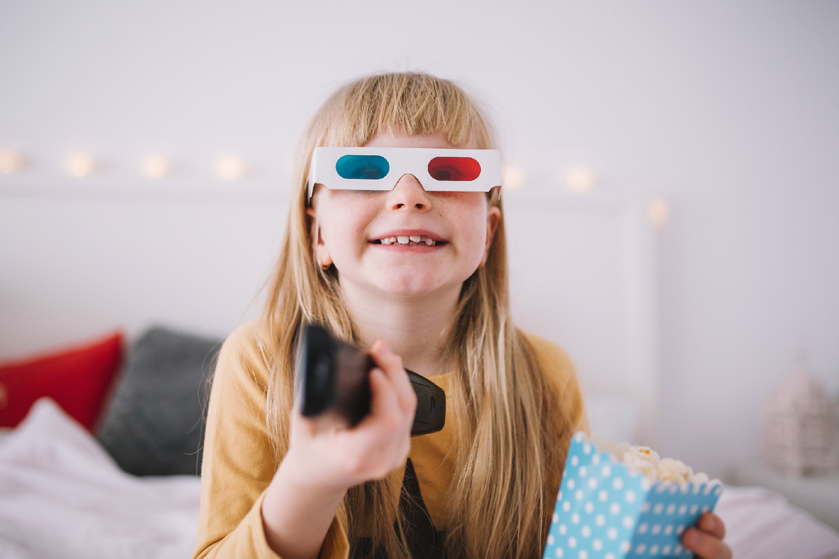 Для многих родителей просмотр мультиков считается огромным помощником - няней, которая всегда под рукой и которая всегда может занять ребенка на какое-то время. Однако, не все мультфильмы одинаково полезны - разбираемся, какие в плюсах и минусах советских и современных мультфильмах. Фото: www.freepik.com