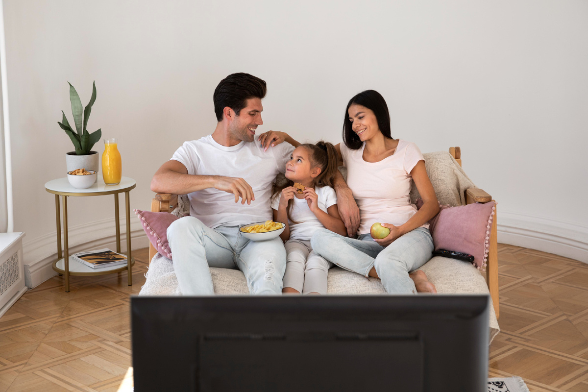 Не стоит забывать о том, что лучший вариант для просмотра мультфильмов - это совместный просмотр! Именно обсуждение просмотренного поможет правильному усвоению. Фото: www.freepik.com