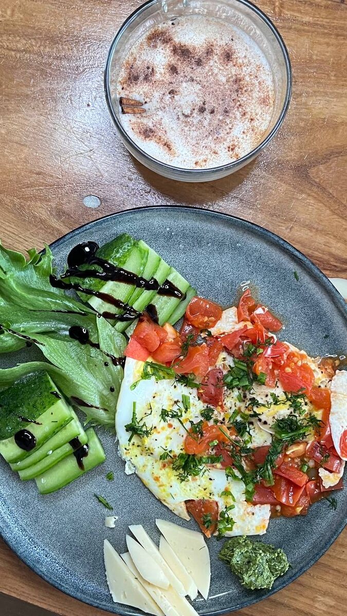 Яичница, овощи, соус песто,сыр, бальзамик 