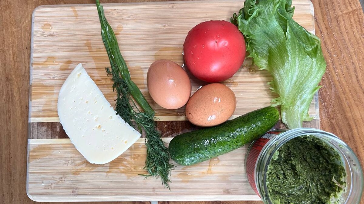 Яйца, огурец, салат фриллис, масло ГХИ, сыр, песто.