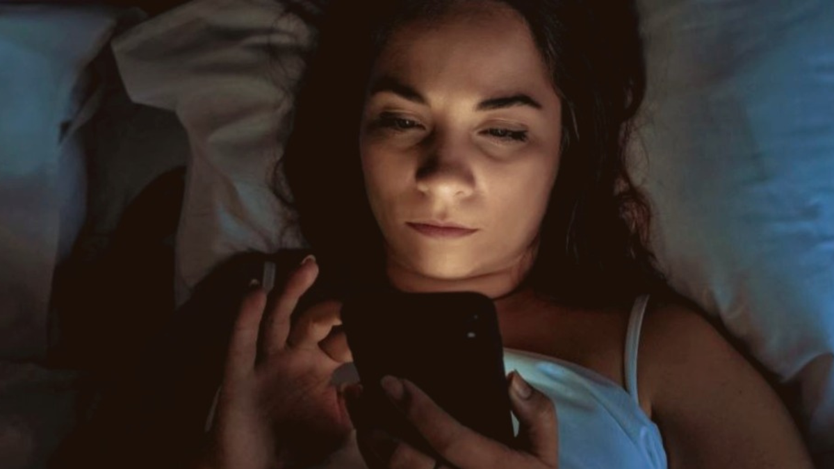 Почему он пишет мне только по ночам? Что со мной не так?