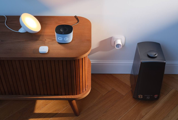 Датчик, "умная" розетка, "умная" лампочка, домашний хаб и прочее.