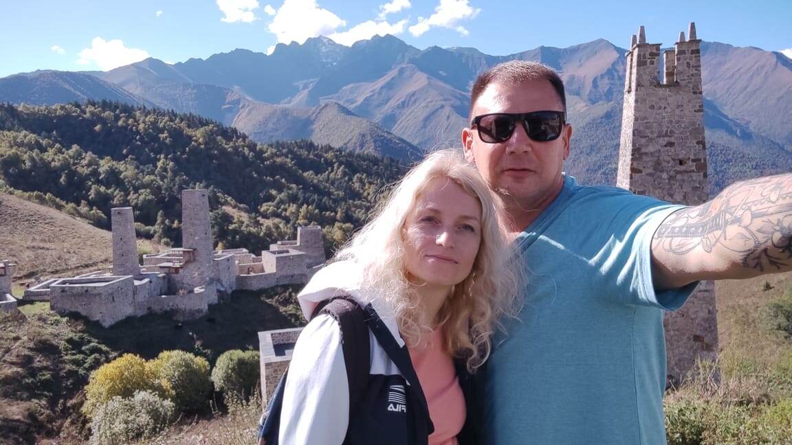 Военные башни высокие и узкие, без двери. Жилые - более приземистые и вместительные, и с дверью.