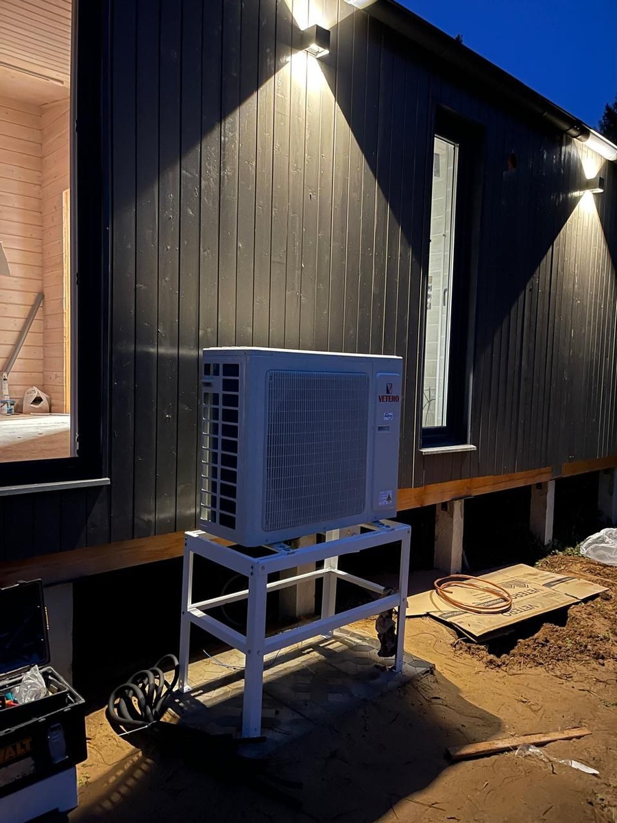 фасад дома в стиле барнхаус и внешний юлок теплового насоса