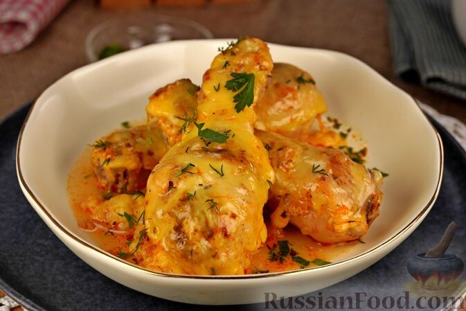 курица, сыр твёрдый, молоко, лук репчатый, мята сушёная, карри, паприка молотая, соль, перец чёрный молотый, чеснок сушёный молотый