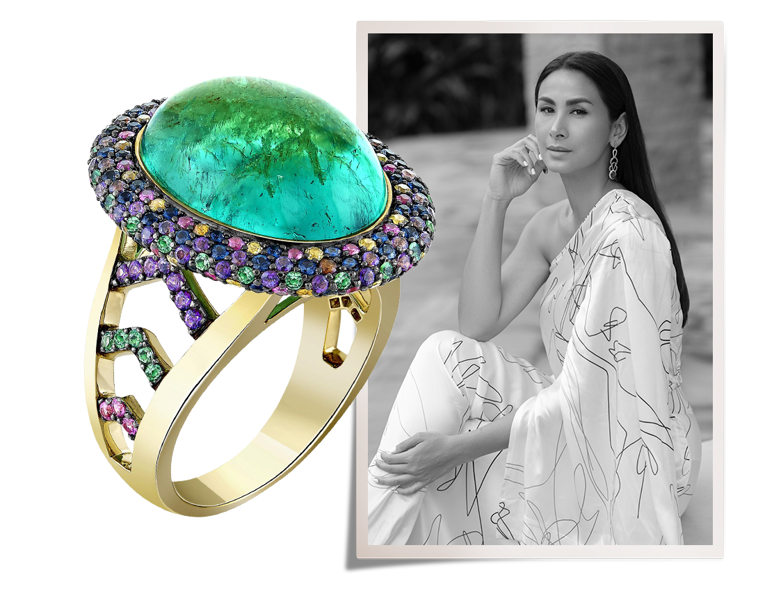 Черно-белый портрет Эми Стэймс рядом с коктейльным кольцом, украшенным драгоценными камнями, собственного дизайна.