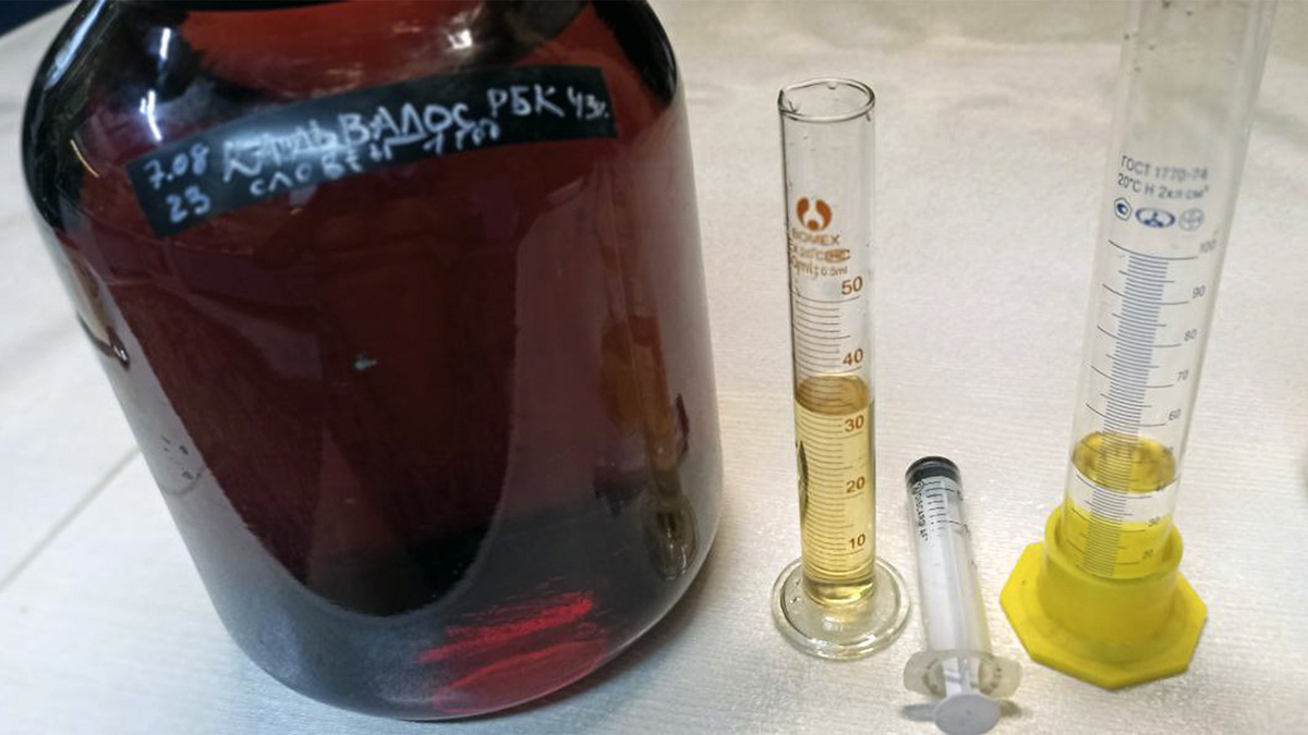 слева направо: банка с передержанным кальвадосом, мензурка с экспериментальным образцом, шприц, чистый напиток. фото автора ©