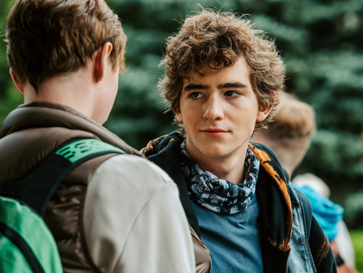 Кадр из сериала "Наследники. Дар крови" (2024). Фото https://www.kino-teatr.ru/kino/movie/ros/159118/foto/1696793/