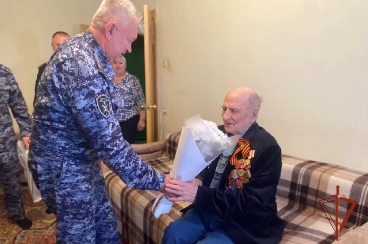    В Томске поздравили ветерана ВОВ и вневедомственной охраны Росгвардии