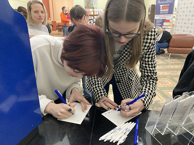 C фестиваля «Тверской переплёт» отправили 1000 почтовых открыток