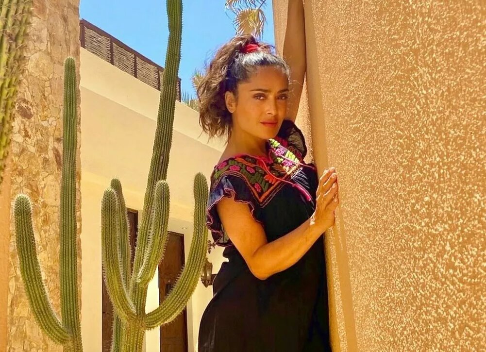    Сальма Хайек позирует на яхте в оранжевом бикини