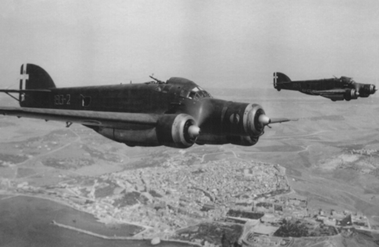  Итальянские бомбардировщики проводят бомбардировку английских аэродромов в Кении