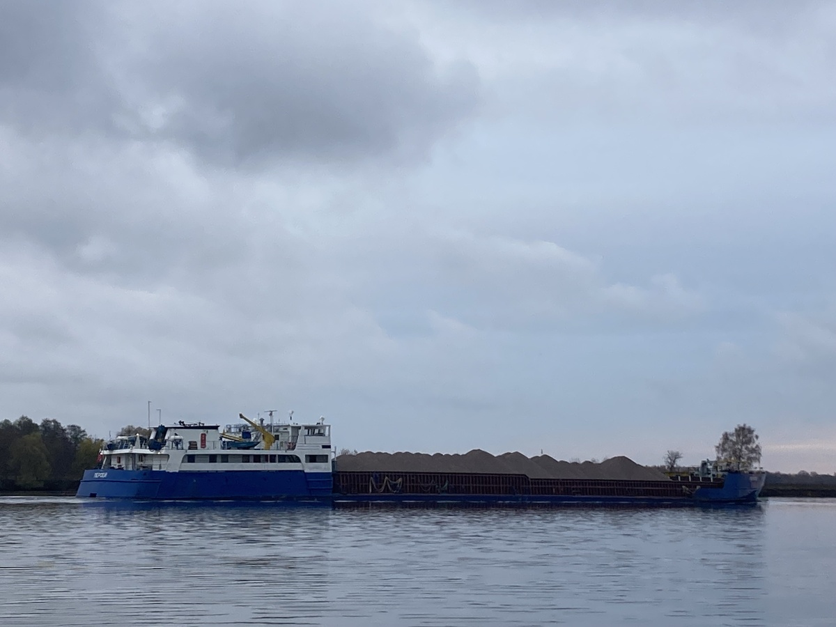 теплоход следует в сторону Дубны