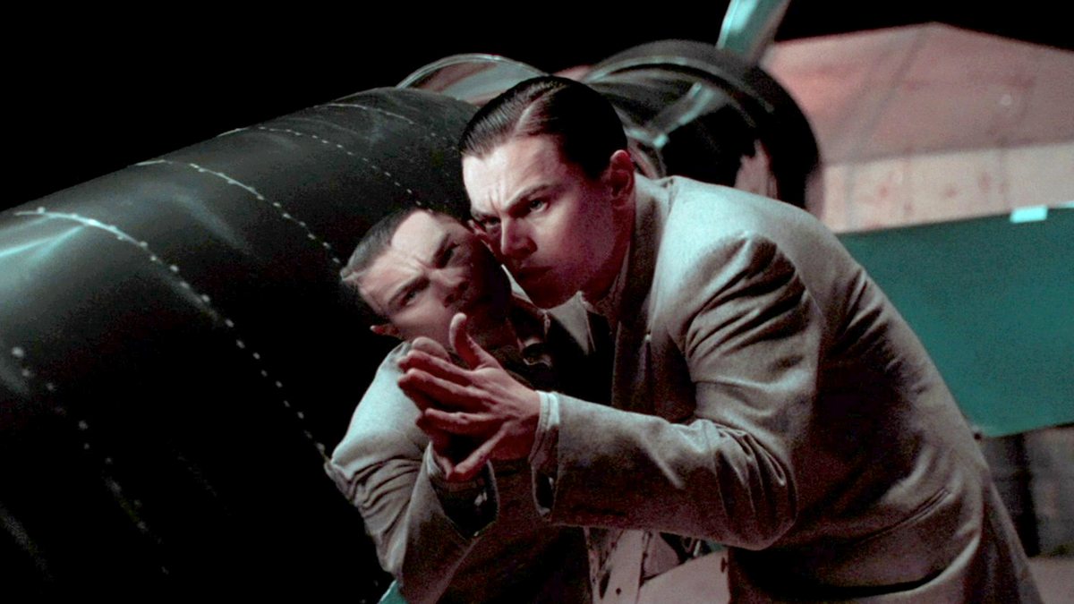 В фильме "Авиатор" главный герой страдает ОКР с фиксацией на чистоте. Леонардо ДиКаприо, гениально сыгравший роль Говарда Хьюза, признался, что в детстве страдал ОКР и пользовался различными ритуалами: от особого прохождения через дверные проёмы, до особого ритуала мытья рук.