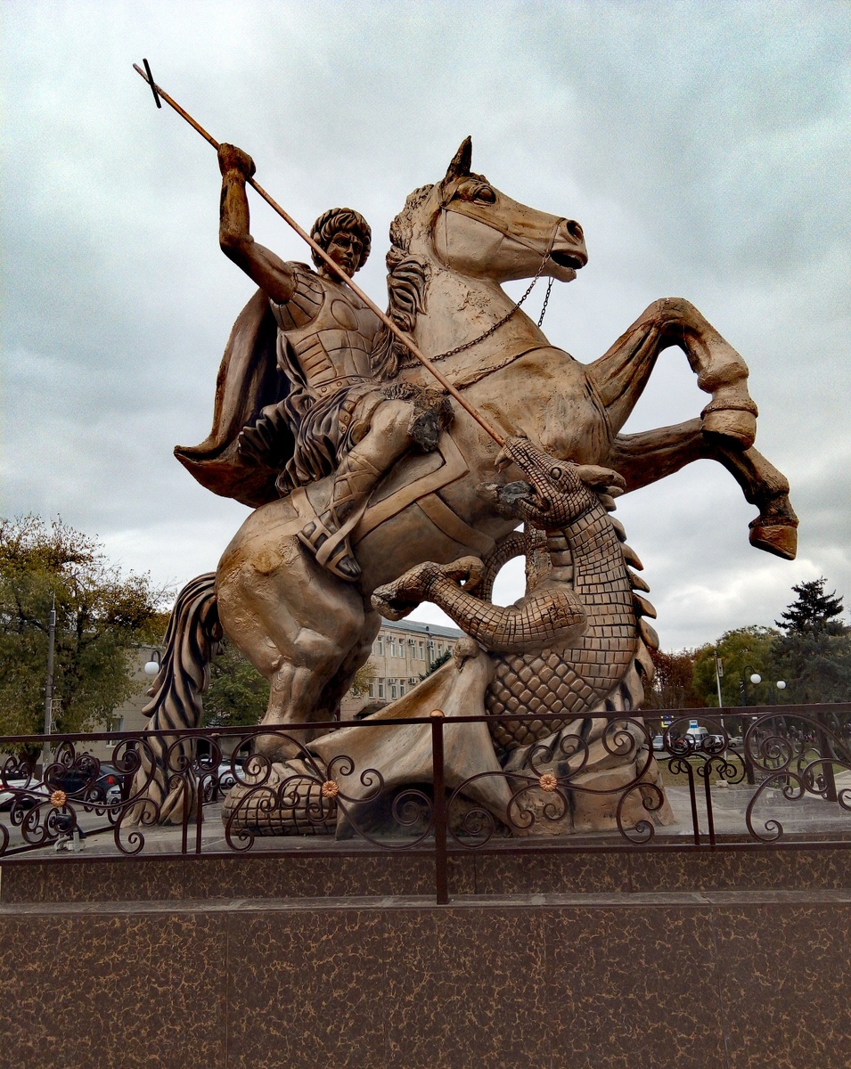  Символ Георгиевска - бронзовая скульптура Георгия Победоносца. Октябрь 2024г