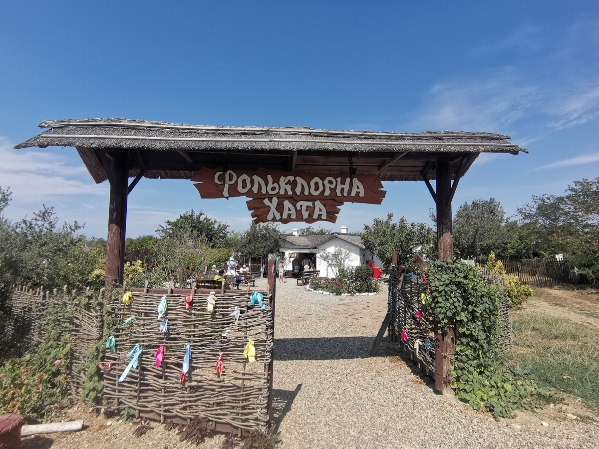 Каждая хата подписана и на подворье проходят мероприятия соответственные этой хате. Все Фото в галерее автора.
