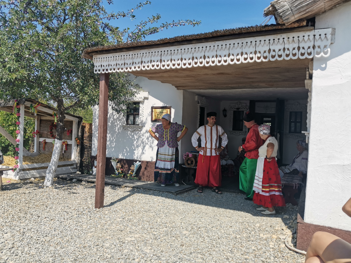 Обряд сватовства в фольклорной хате. Фото автора.