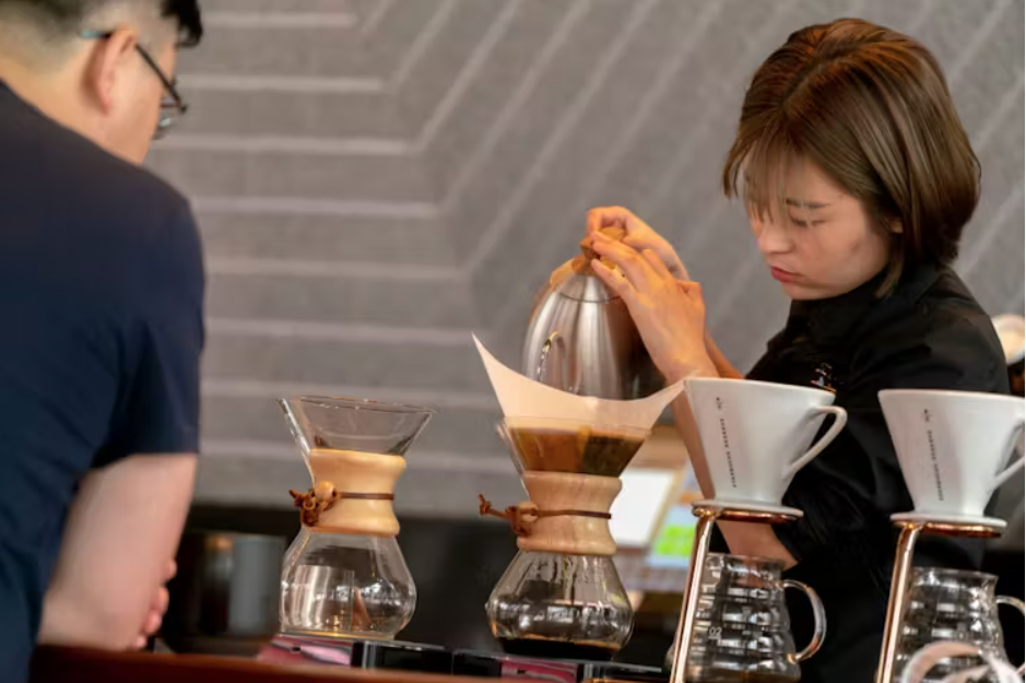 В процветающем секторе услуг в Китае молодые соискатели получают преимущество перед пожилыми. Чжан Пэн