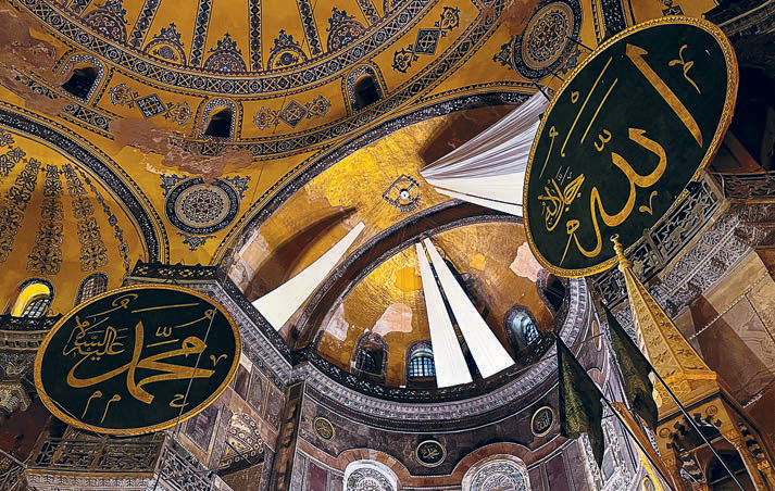 В дни мусульманских богослужений мозаики закрывают от туристов. Фото из книги