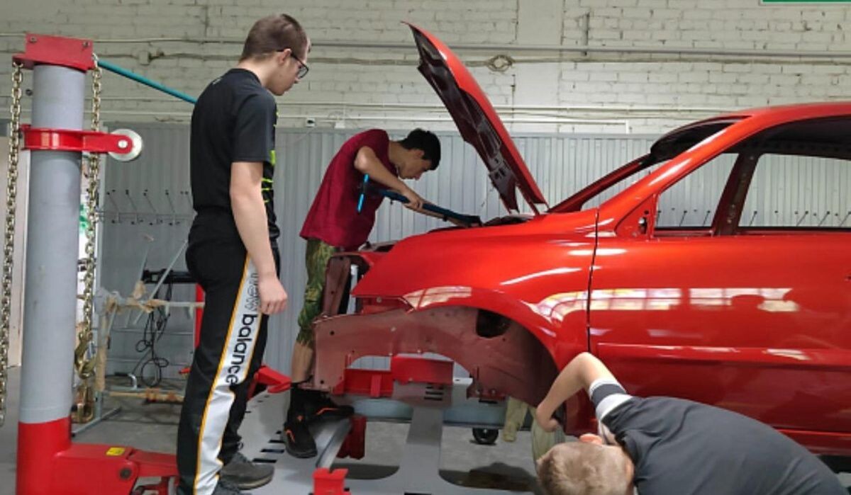     Молодые люди ремонтируют автомобиль. Источник: volgograd.ru Автор фото: Администрация Волгоградской области