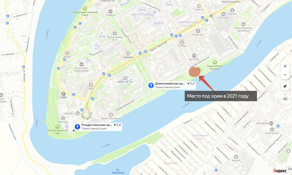 Место для строительства предполагаемого храма (по плану 2021 года), и два храма РПЦ рядом с ним - Димитриевская и Рождественская церкви.