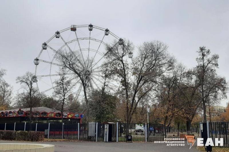    ЕАН / Колесо обозрения в "Оренпарке", на котором застряли люди