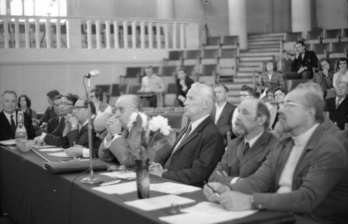 Защита дипломных проектов в МВХПУ им. С.Г.Строганова. 1975. Члены Государственной
экзаменационной комиссии. Справа налево: Г.Б. Минервин, Г.В. Крюков, А.Ф. Андронов, ректор
Г.А. Захаров, З.Н. Быков, В.Н. Горбачев