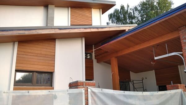 Частичная отделка фасада дома окрашенной вагонкой из лиственницы