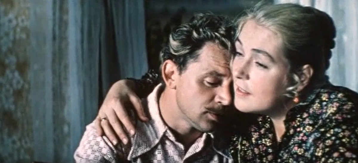 Кадр из кинофильма "Трын-трава", 1976 г., режиссер Сергей Никоненко, сценарист Виктор Мережко, композитор Владимир Мартынов (скриншот)