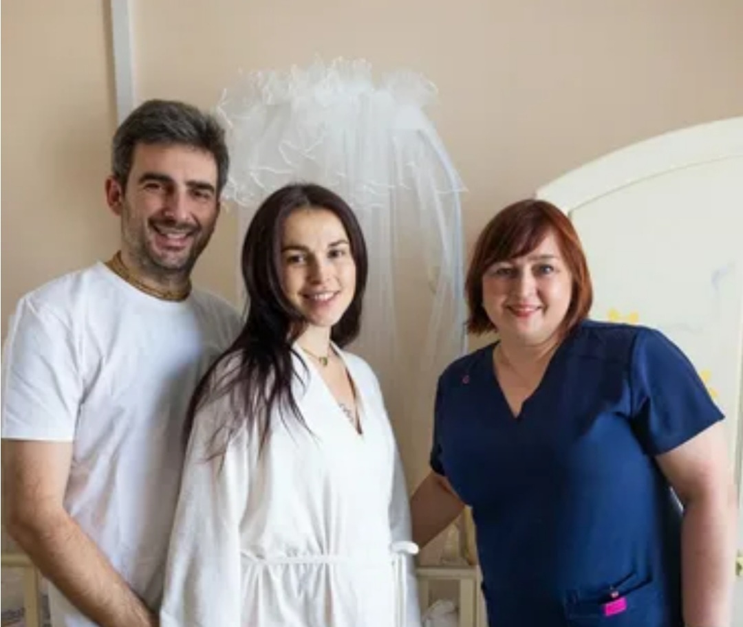 Женщины, которые рожают вообще героини им не только памятники надо ставить, а вообще за эти роды квартиру дарить если не дом и осыпать всю цветами с ног до головы, весь роддом и всю комнату, где находиться та, что родила. И дарить бриллианты на пальчики. Но не все мужчины на это способны. 