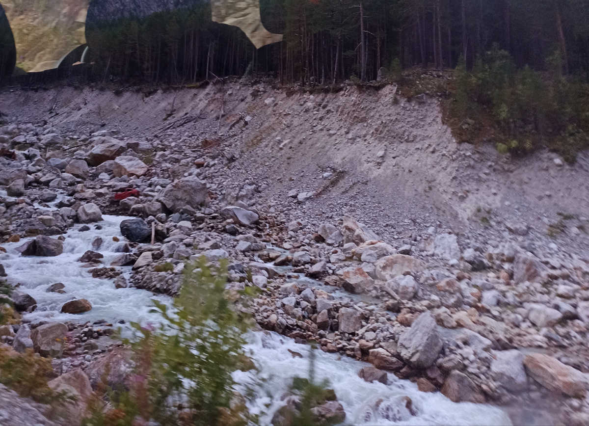 Вид из окна машины на последствия трагедии (остатки красной машины)