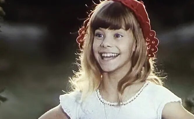 Яна Поплавская в роли Красной Шапочки / кадр из фильма