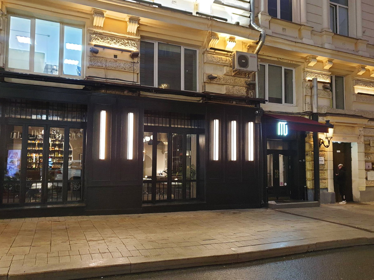 Вход в ресторан MO Friends