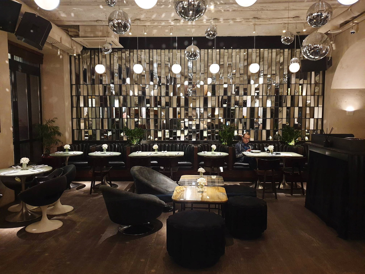 Общий вид зала ресторана MO Friends