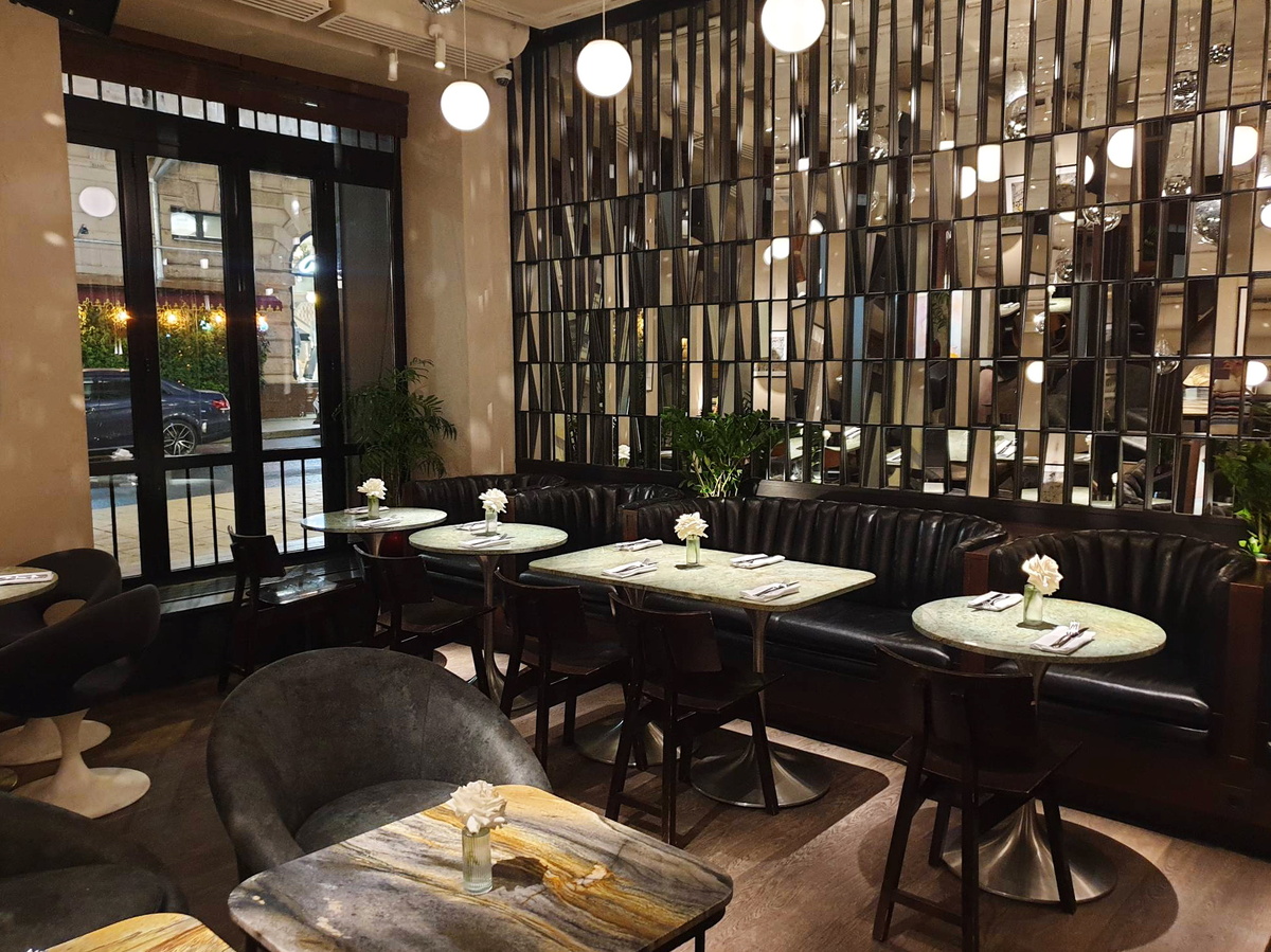 Общий вид зала ресторана MO Friends