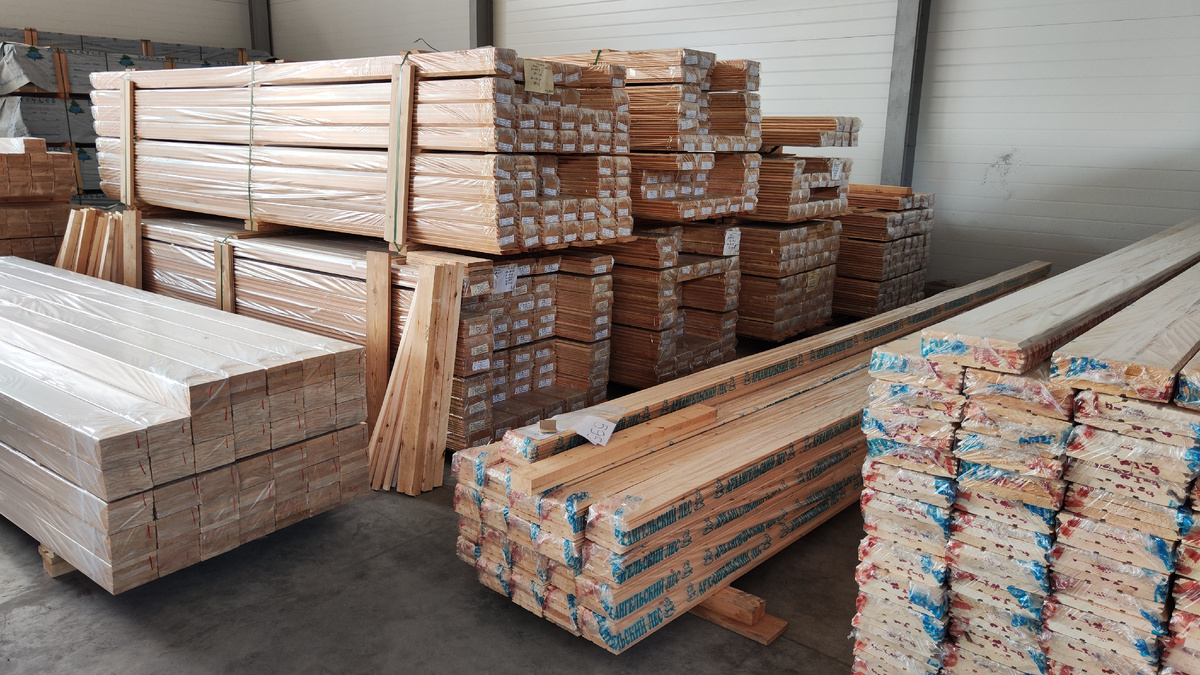 Лиственница для фасада на складе компании "Планкен77"