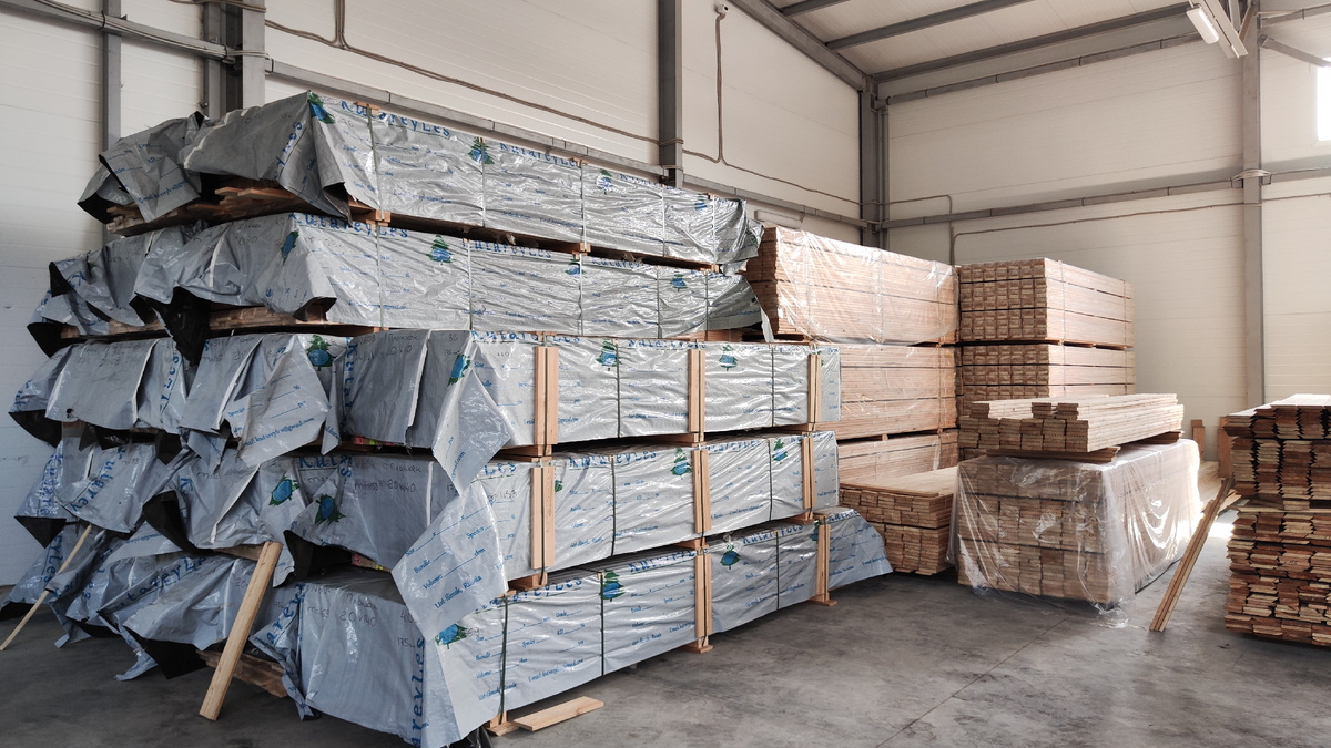 Обрезная доска из лиственницы на складе компании «Планкен77»