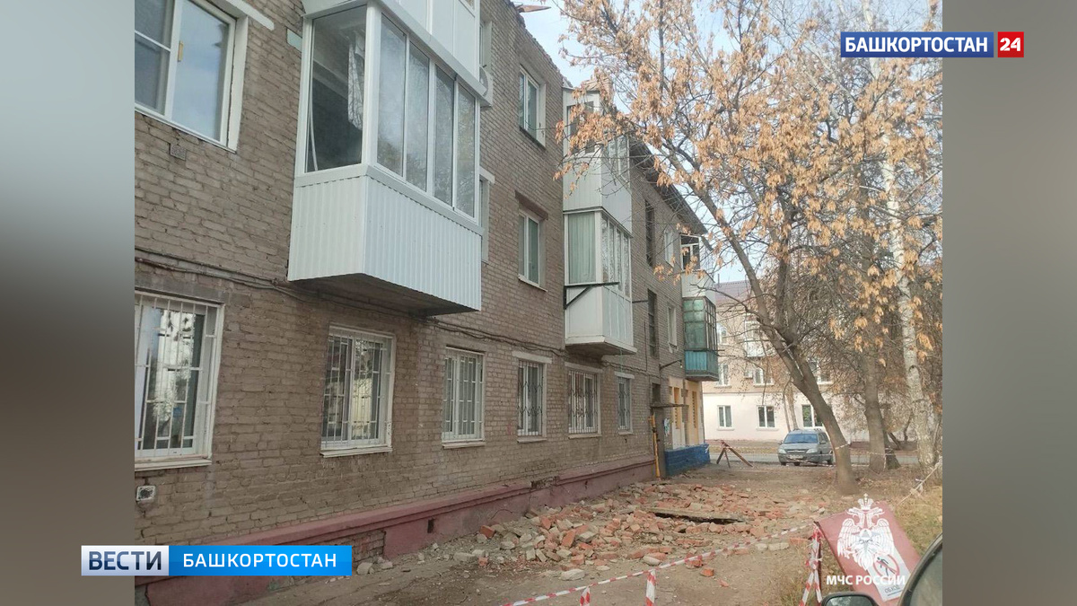    В Уфе на улице Ладыгина обрушился парапет крыши жилого дома