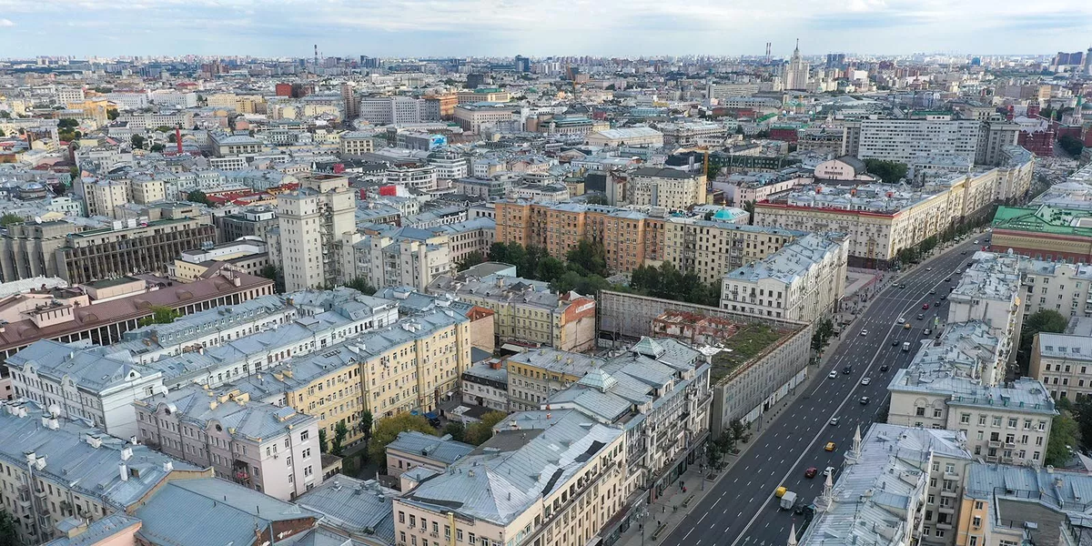Тверская улица с высоты. Вид в сторону Театральной площади, 2021. Фото отсюда: https://www.mos.ru