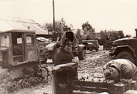 Валентина Жукова.  Мастер профтехучилища от алюминиевого завода №22 и № 52 преподаватель по электрогазосварке г. Красноярск  1986 год. Студент учится работать  по эл. сварке . Отбивает шлак.