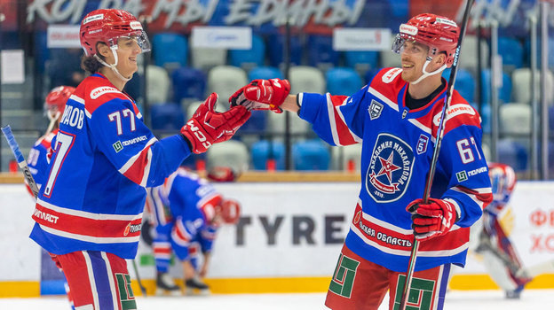    Игроки АКМ Андрей Виноградов (№ 77) и Максим Афанасьев.ХК АКМ