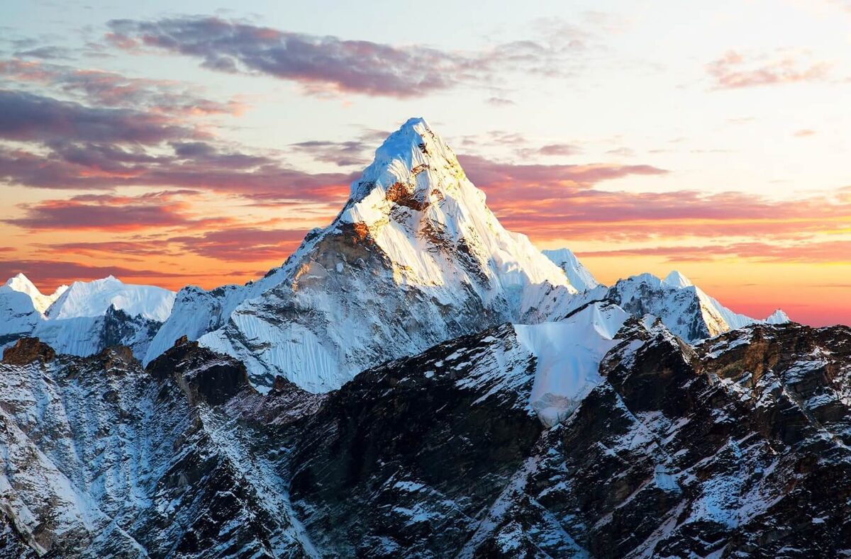    Когда-нибудь гора Эверест лишится своего титула. Источник изображения: IFL Science