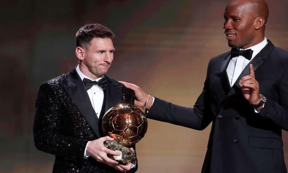    Дидье Дрогба обращает внимание на очередной рекорд Лео Месси: аргентинец завоевал седьмой «Золотой мяч»! Фото: Reuters