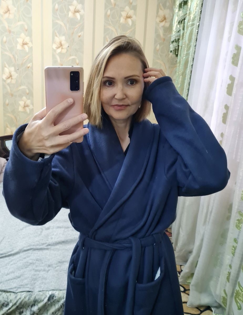 Вот мне соседка сегодня принесла тёплый халат, пока мы ждём своего мастера по теплу. У нас котёл для отопления в подвале, и он сломался, а мне холодно.